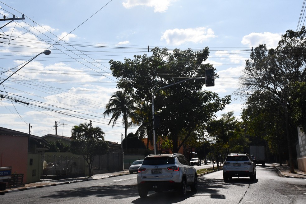 Novos semáforos são implantados no cruzamento da Avenida JK com a Rua Luís Alves dos Santos, no Jardim Mediterrâneo, em Presidente Prudente (SP) — Foto: Elisângela Lucca/Secom