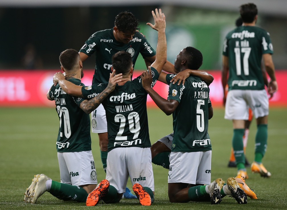 Jogadores do Palmeiras comemoram um dos gols da goleada &mdash; Foto: Reuters