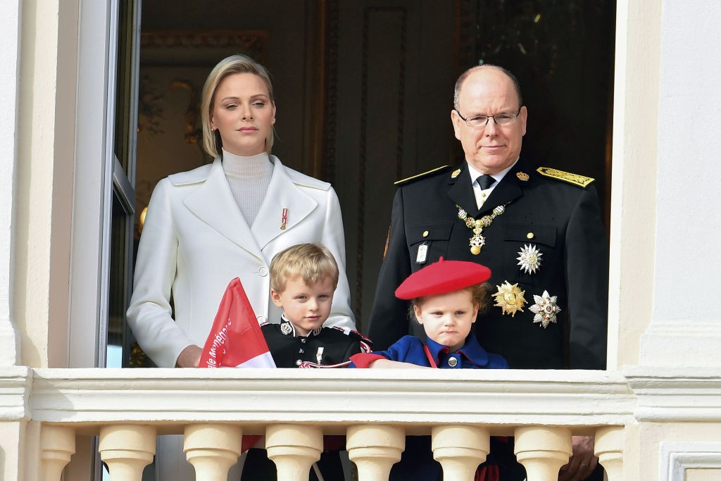 Princesa Charlene, o príncipe Albert II e os filhos Jacques e Gabriella (Foto: Getty Images)