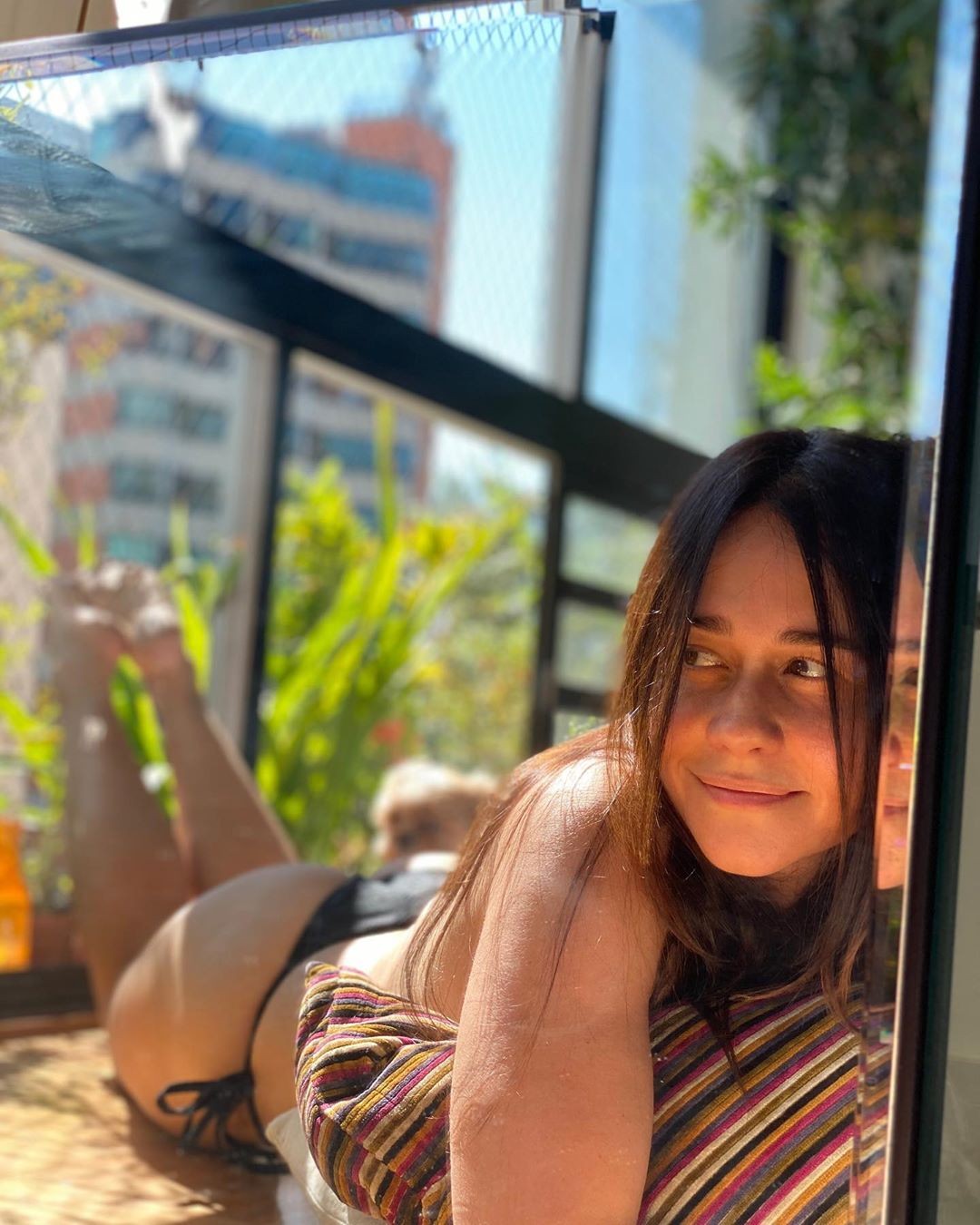 Alessandra Negrini toma sol na sacada de seu apartamento (Foto: Reprodução/Instagram)