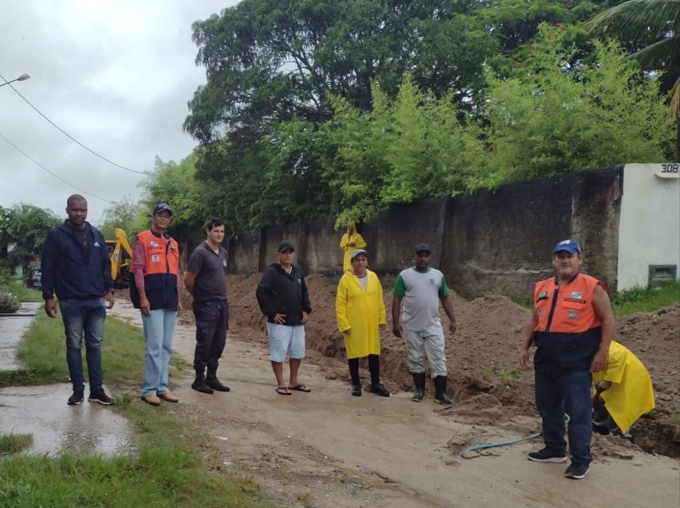Equipes da Prefeitura atuam para desobstruir pontos de alagamento em Iguaba Grande — Foto: Divulgação/Prefeitura