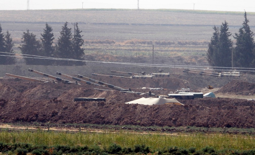 Forças turcas foram vistas no domingo (6) em suas novas posições na província de Sanliurfa, na Turquia, perto da fronteira com a Síria   — Foto: DHA via AP