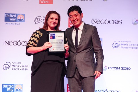 Sandra Oliveira, Gerente de RH da Amêndoas do Brasil, recebeu a premiação em nome da empresa, que ficou em 8º lugar na categoria médias nacionais