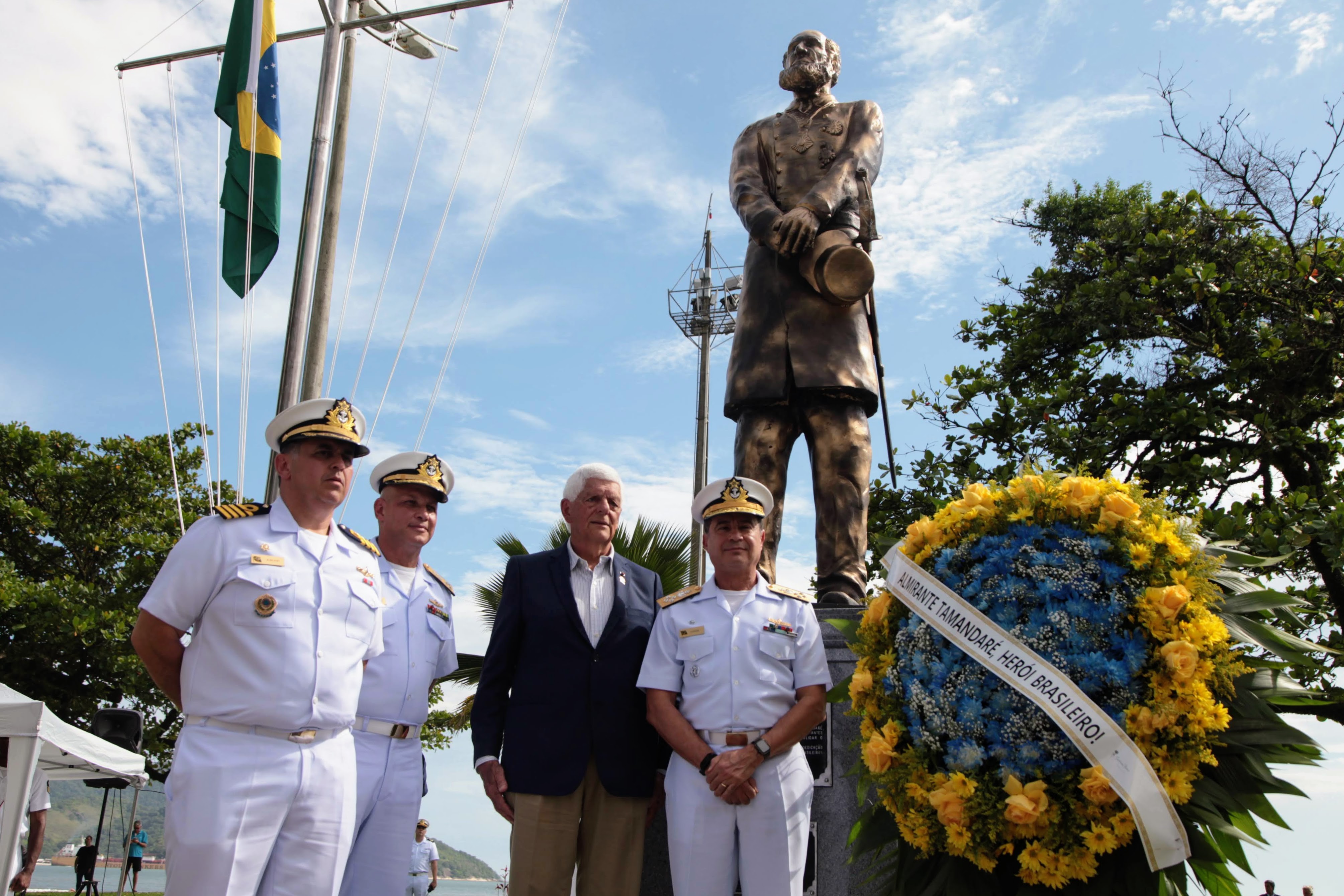 Estátua em homenagem ao patrono da Marinha é inaugurada na orla de Santos