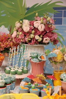 Os pop cakes em formato de coco com canudinho e as flores para dar vida à mesa foram destaques
