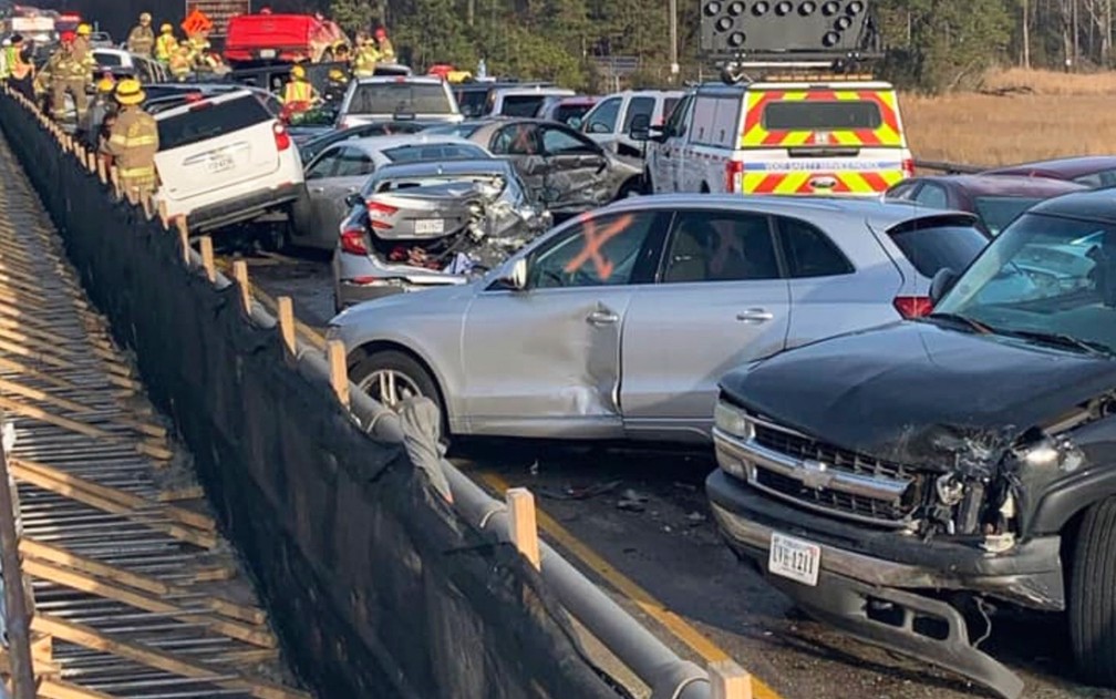 Equipes de emergência trabalham em local de acidente na Interstate 64, no condado de York, em Virginia, nos EUA, no domingo (22) — Foto: Virginia State Police via AP