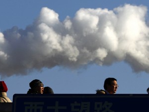 Fábrica lança fumaça de queima de carvão em Pequim na China, em 14 de janeiro (Foto: David Gray/Reuters)