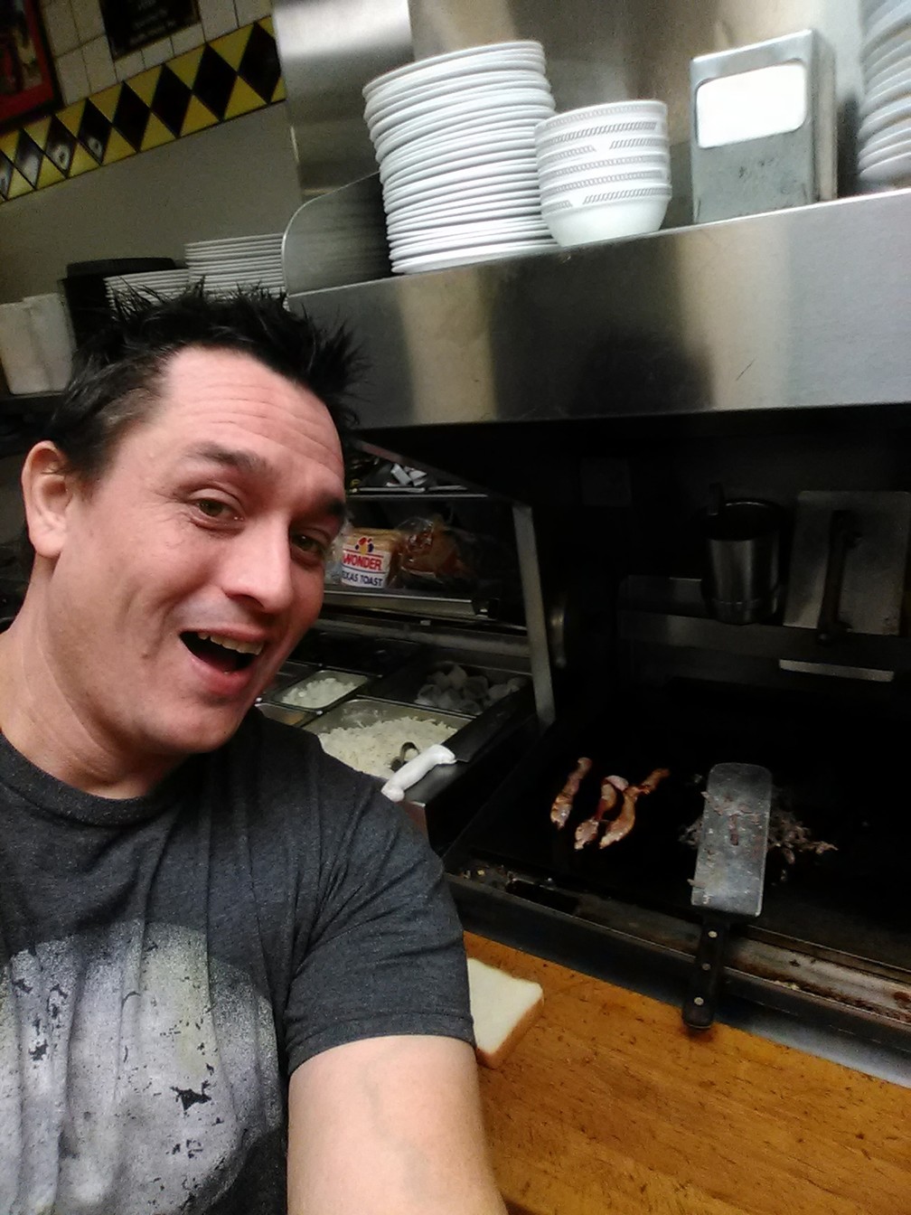 Freguês vai a lanchonete, vê funcionário dormindo e cozinha seu próprio sanduíche nos EUA (Foto: Alex Bowen/Facebook)