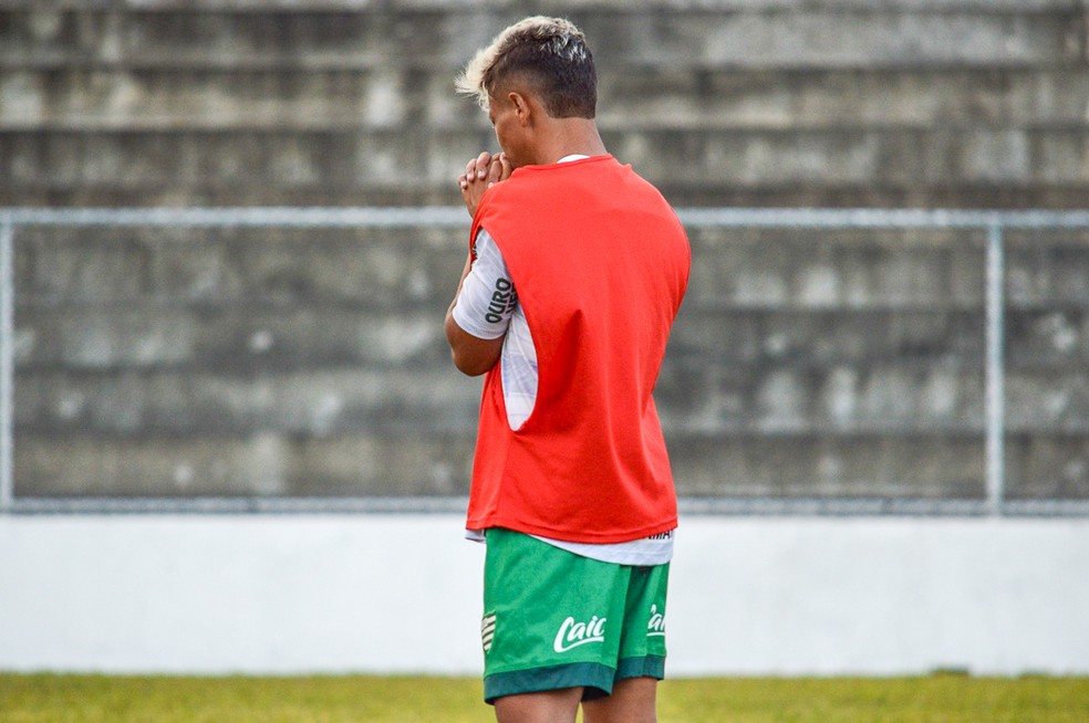 Jogador do Sete de Setembro rezando em campo — Foto: Bruno Silva