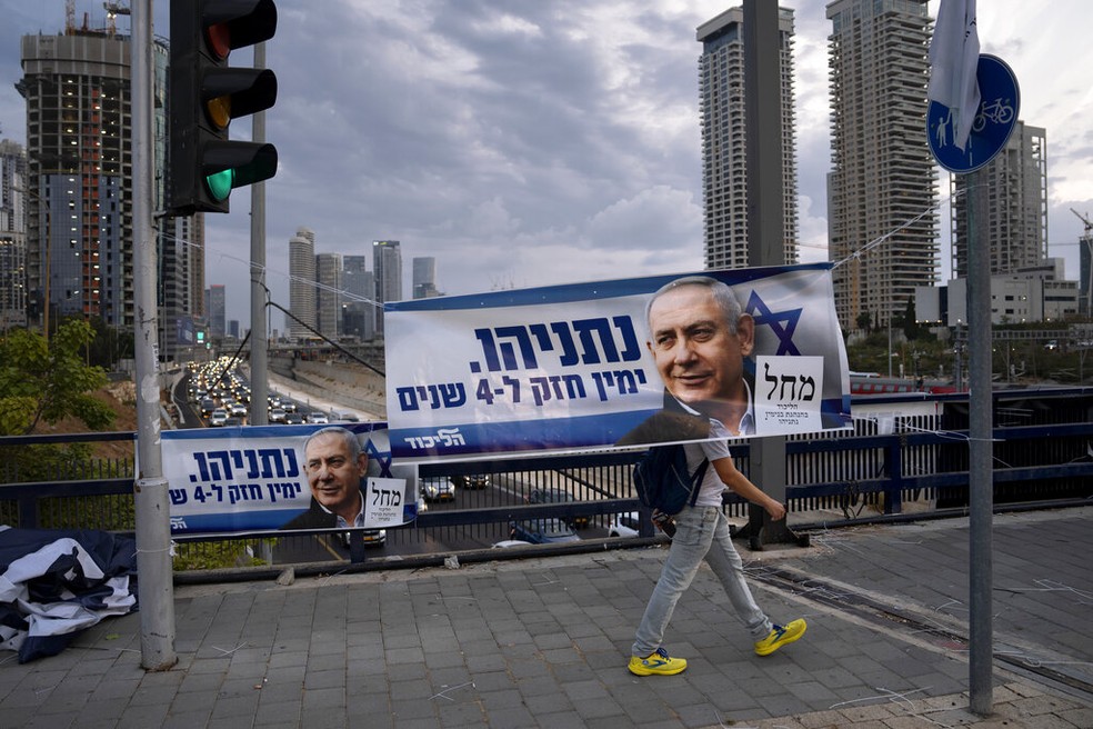 Faixa de propaganda de Benjamin Netanyahu em Tel Aviv em 20 de outubro de 2022 — Foto: Oded Balilty/AP