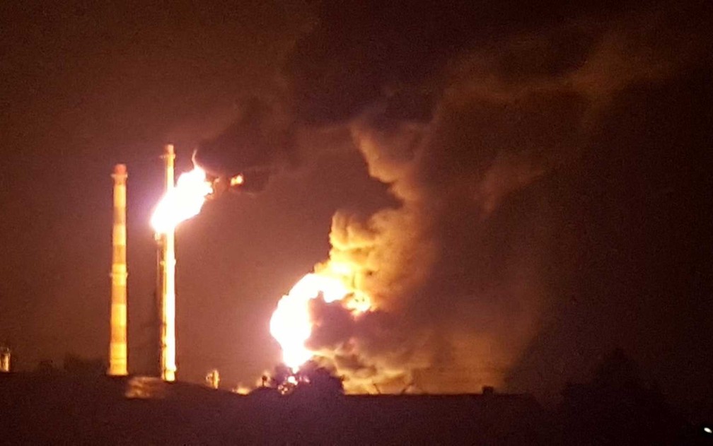 Imagem da refinaria de Ingolstadt, na Alemanha, logo após explosão e incêndio (Foto: TWITTER @ I_LECTRON / via Reuters)