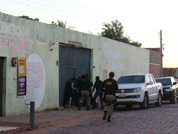 Polícias desencadeiam operação que prende gestores e empresários por corrupção no Piauí (Foto: Ellyo Teixeira/G1)