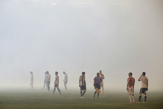 Confusão Estrela Vermelha x Partizan (Foto: Reuters)