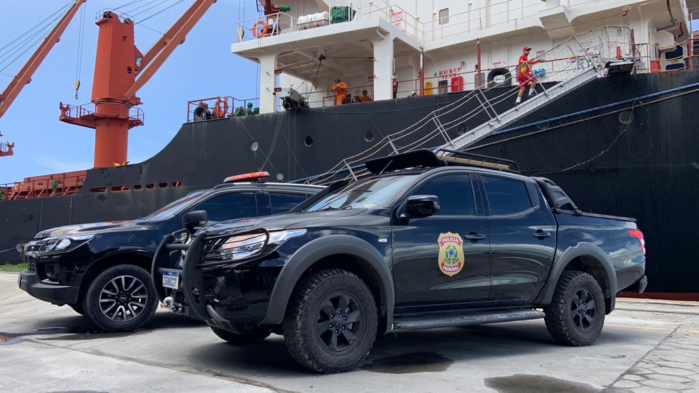 Polícia Federal acmpanha fiscalização de navio suspeito atracado em Maceió — Foto: Ascom CBMAL