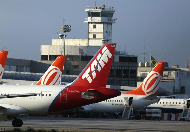 Aviões da Gol e da TAM são vistos na área de desembarque do aeroporto Santos Dumont, no Rio de Janeiro (Foto: Pilar Olivares/Reuters)
