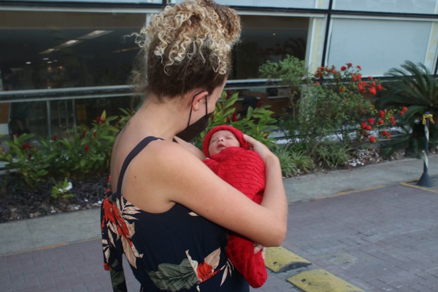Debby Lagranha deixa maternidade com o caçula, Arthur (Foto: Rogério Fidalgo/AgNews)