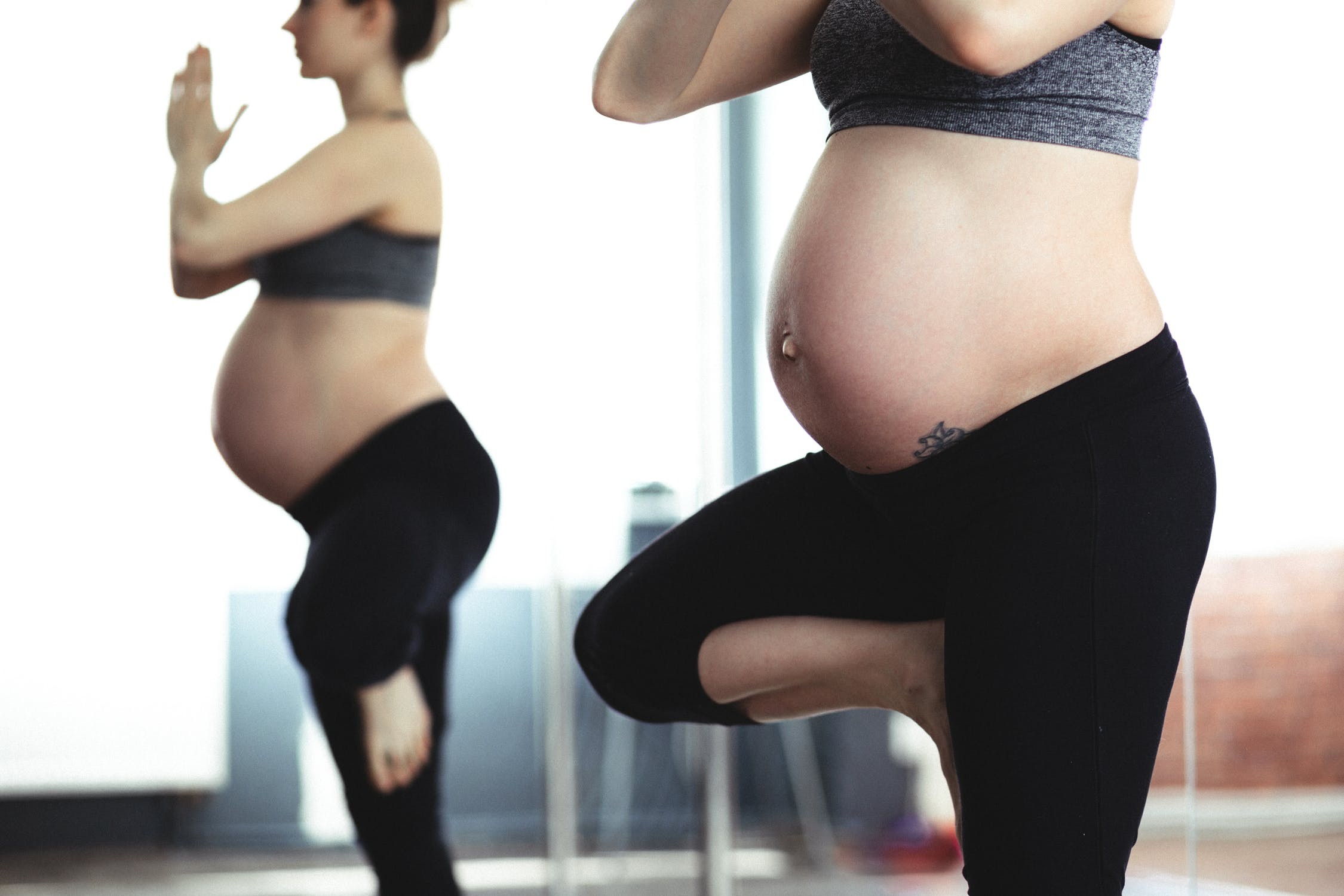 Mulher se exercita na gravidez (Foto: Pexels)