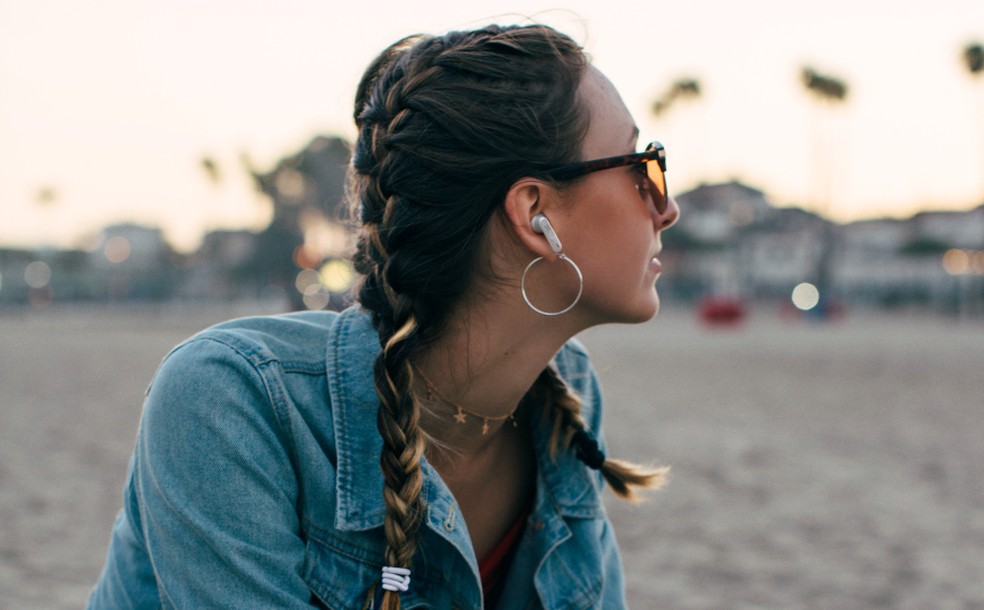 Fone de ouvido JBL Wave 300TWS garante redu��o de sons externos  � Foto: Divulga��o/JBL