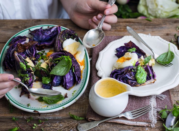 Repolho roxo assado com ovo poché e molho hollandaise com ciboulette (Foto: StockFood /Great Stock!)