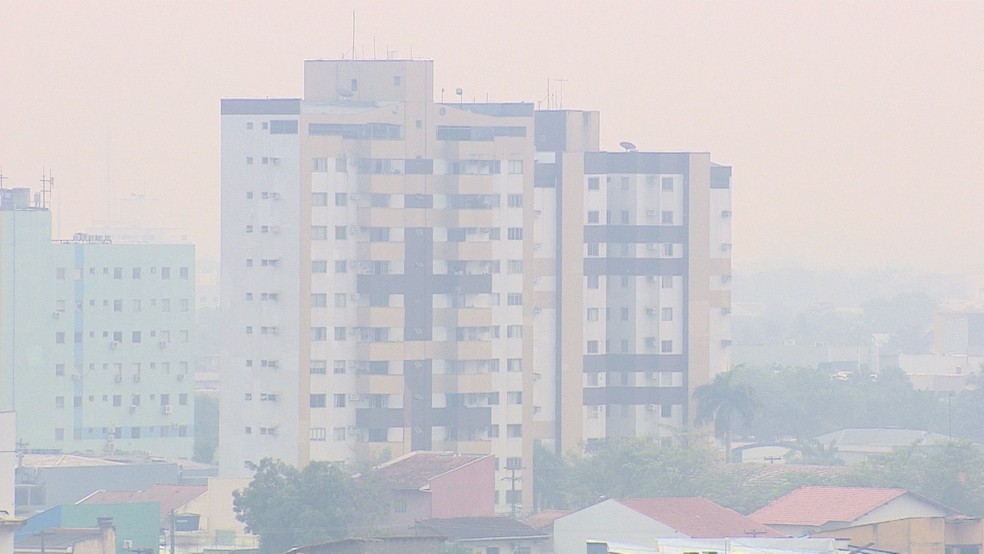Prédios ficam escondidos por fumaça de queimada em Porto Velho na quinta-feira (25) — Foto: Edson Gabriel