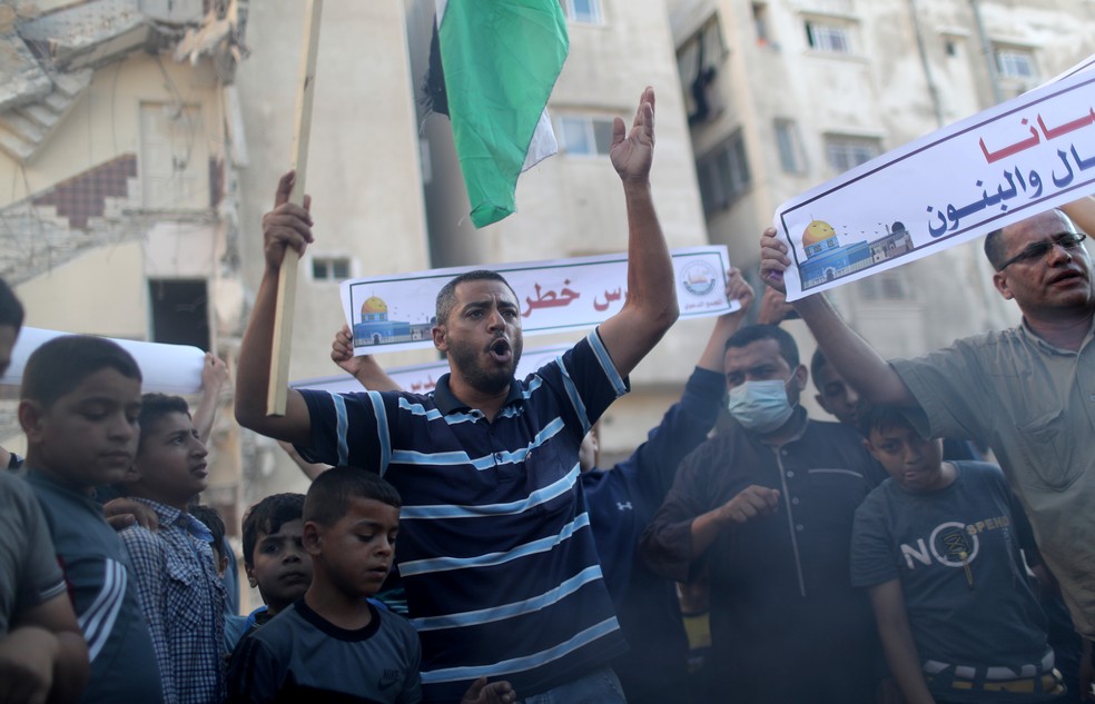 Palestinos protestam no norte da Faixa de Gaza contra a "Marcha das Bandeiras", passeata de grupos israelenses de extrema-direita dentro e ao redor da Cidade Velha, em Jerusalém Oriental, que comemoram a "conquista" da Cidade Sagrada durante a Guerra dos Seis Dias — Foto: Mohammed Salem/Reuters