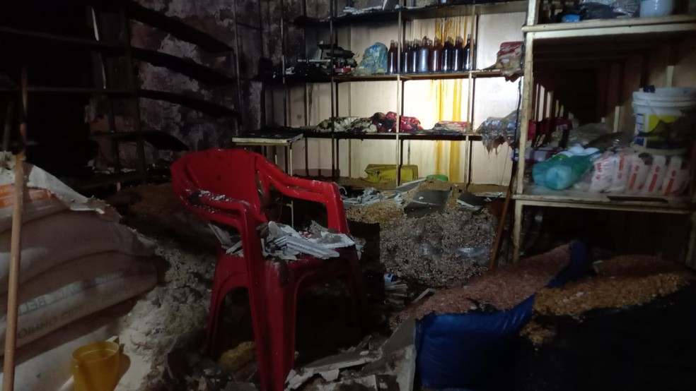 Boa parte dos produtos foi destruído no incêndio — Foto: Iara Nóbrega/Inter TV Cabugi