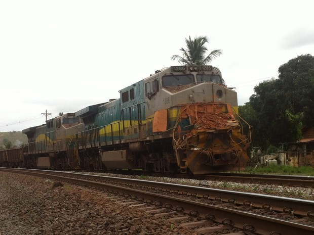 A locomotiva arrastou tijolos por vários metros (Foto: Maria Freitas/ G1)