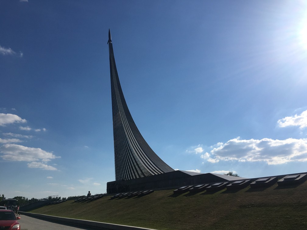O museu fica embaixo do Monumento aos Conquistadores do Espaço, uma escultura de aço e titânio com mais de 100 metros de altura. (Foto: G1/ Adriane Schultz)