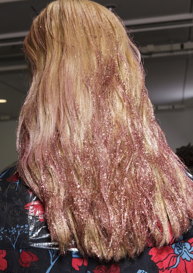 O glitter pink fez o cabelo da passarela de Giambatista Valli (Foto: Imaxtree)