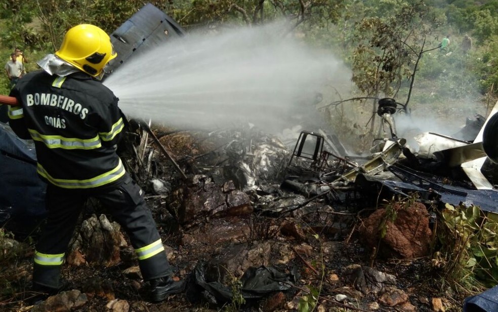 Bombeiro apaga as chamas de avião que caiu na cidade de Goiás (Foto: Corpo de Bombeiros/ Divulgação)