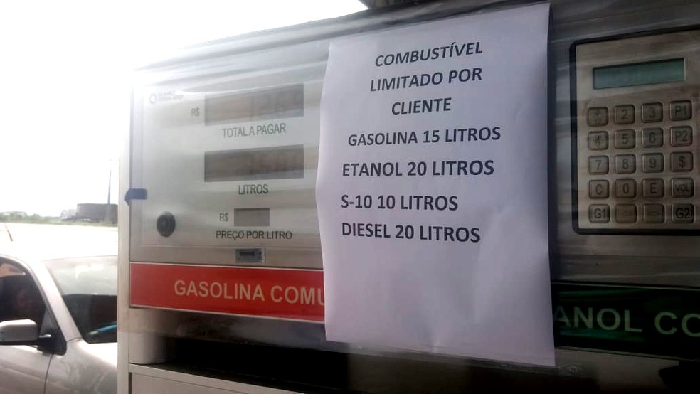 Posto na Grande Natal restringiu quantidade de litros de combustÃ­vel por cliente (Foto: Elizama Cardoso/Inter TV Cabugi)