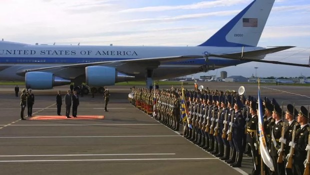 O Air Force One, avião do presidente dos EUA, foi recebido com honras em Moscou em 2002 (Foto: Getty Images via BBC)