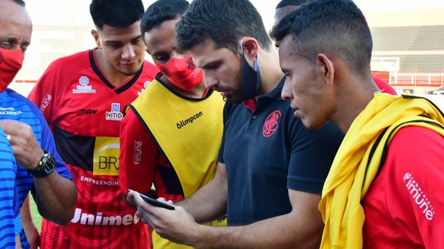Jogadores do Pouso Alegre acompanham o fim de jogo em Betim para saber se seriam campeões