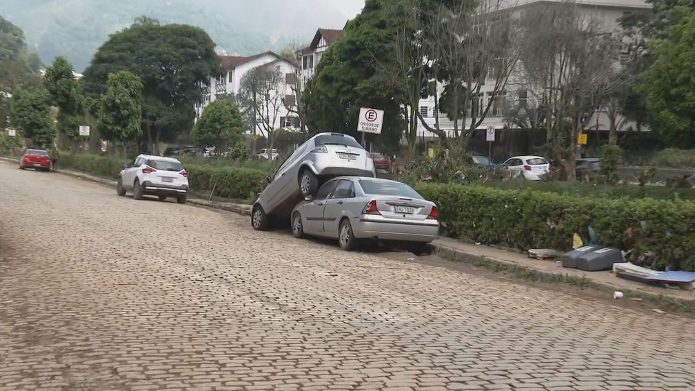 Carro fica em cima de outro após chuva de Petrópolis — Foto: Reprodução/TV Globo