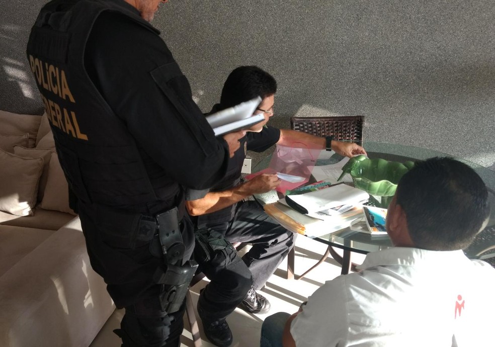 Policiais cumprem mandados de busca e apreensão em Maceió (Foto: Ascom/PF)