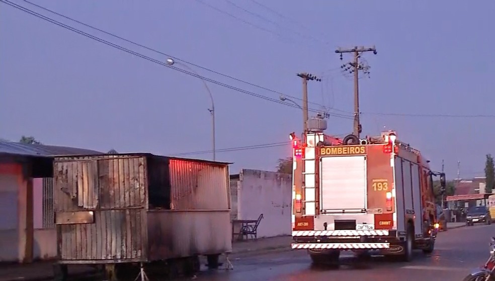 Trailer de lanche pegou fogo após transformador explodir — Foto: TVCA/Reprodução