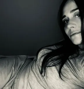 Alessandra Negrini deixa a barriga de fora e faz 'aquela cara' em fotos na cama