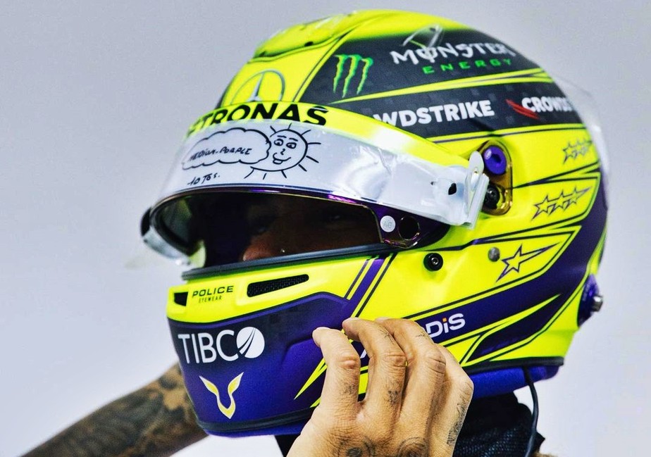 capacete amarelo Lewis Hamilton F1