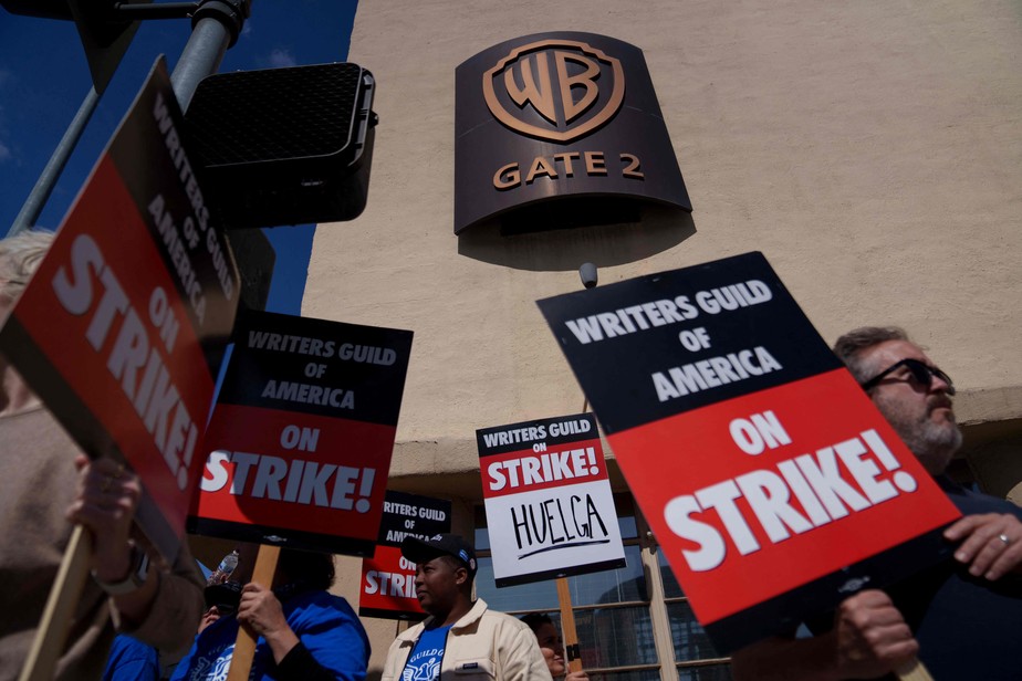 Protestos diante do estúdio da Warner, na Califórnia