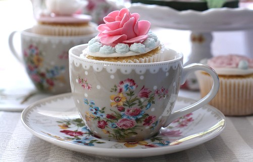 Cupcakes são ótimos acompanhamentos para o chá. Que tal servi-los dentro de uma xícara também?