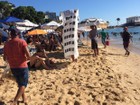 Jovem se fantasia de prédio La Vue e 'oferece sombra' em praia de Salvador