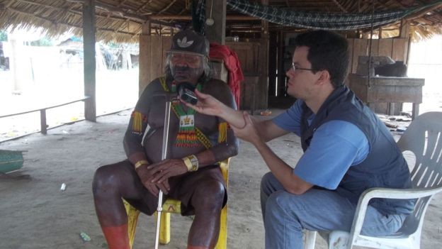 BBC - Carvalho entrevistando indígena da etnia Ikpeng (Foto: Arquivo Pessoal via BBC)