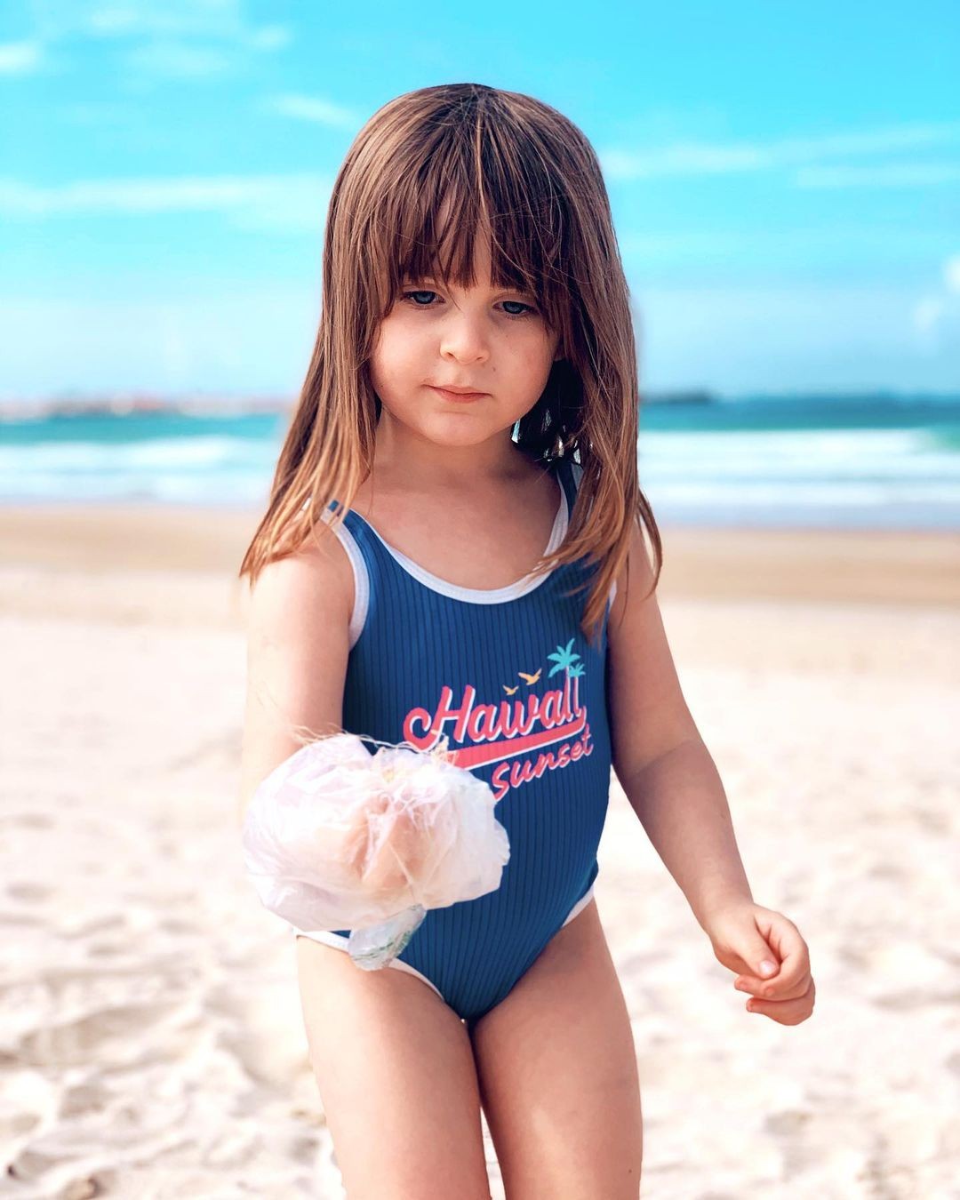 Vitória Frate e a filha Carolina catam plástico em praia de Portugal (Foto: Instagram)