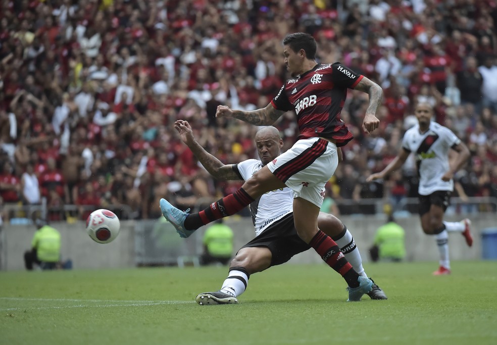 Lance em que Anderson Conceição, do Vasco, se lesionou na partida contra o Flamengo — Foto: André Durão/ge