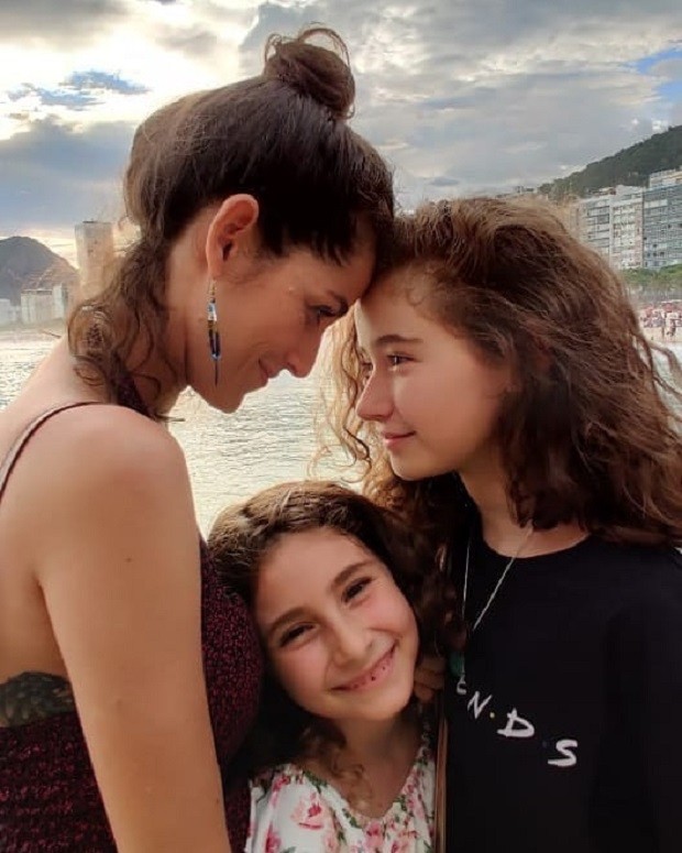 Quitéria Kelly com as filhas Amália e Charlotte (Foto: Cris Lucena)