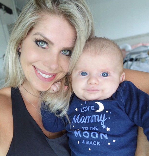 Karina Bacchi e o filho (Foto: Reprodução / Instagram)