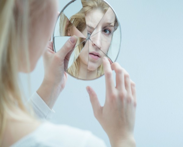 O modo como as mulheres se veem no espelho pode prejudicar a vida sexual  (Foto: Thinkstock)
