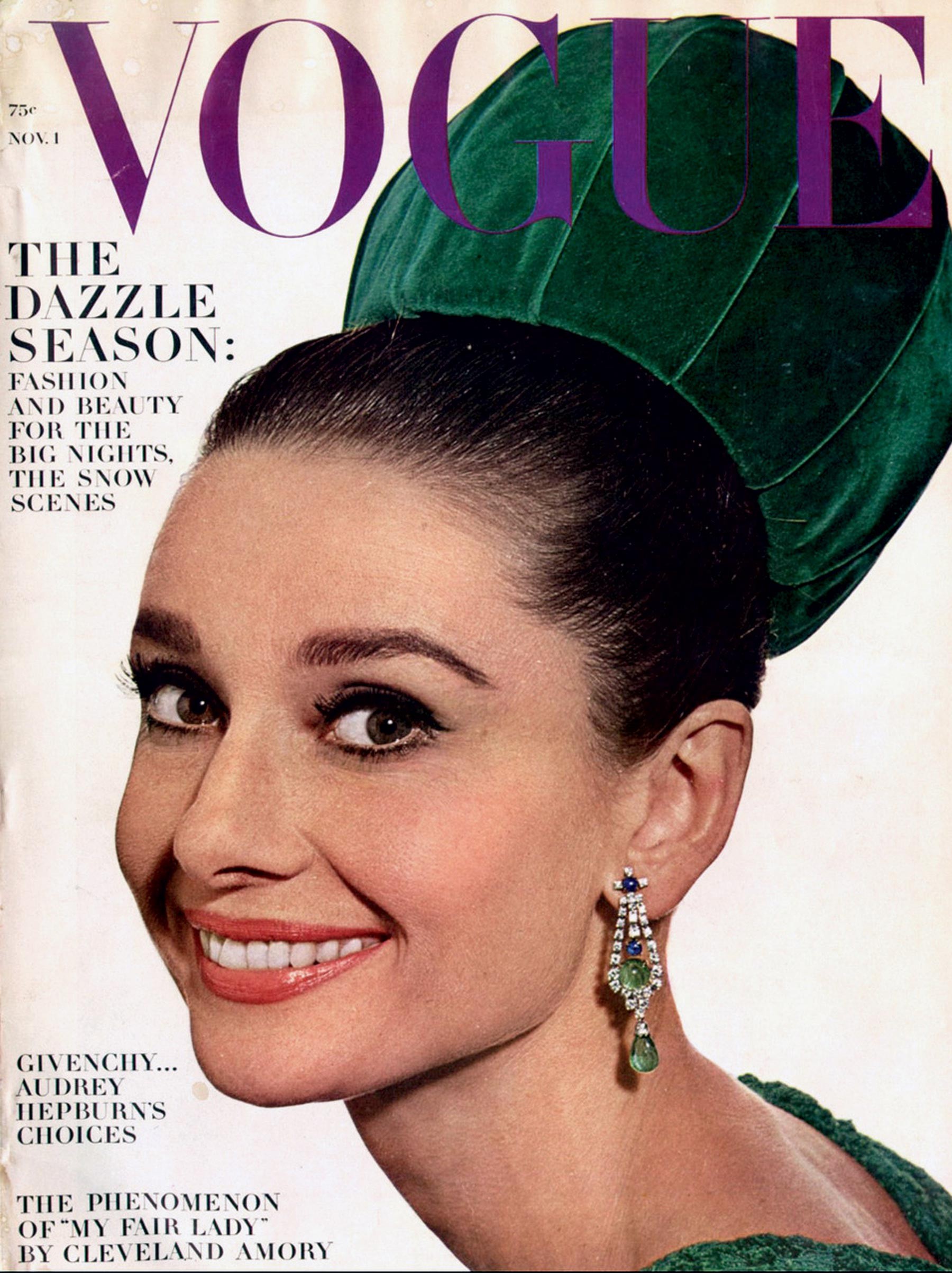 A atriz na capa da Vogue americana em novembro de 1964, pelas lentes de Irving Penn e com look assinado por Hubert de Givenchy (Foto: Reprodução/Vogue Brasil)