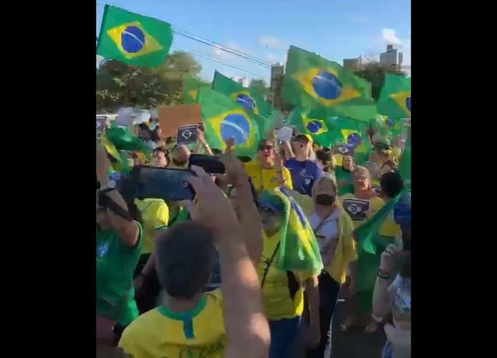 Manifestação começou à tarde e seguiu durante a noite em Natal — Foto: Reprodução