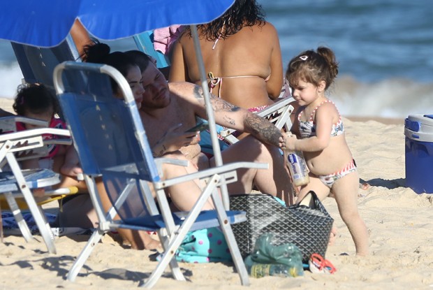 Ferrugem curte dia de praia com a família (Foto: AgNews)